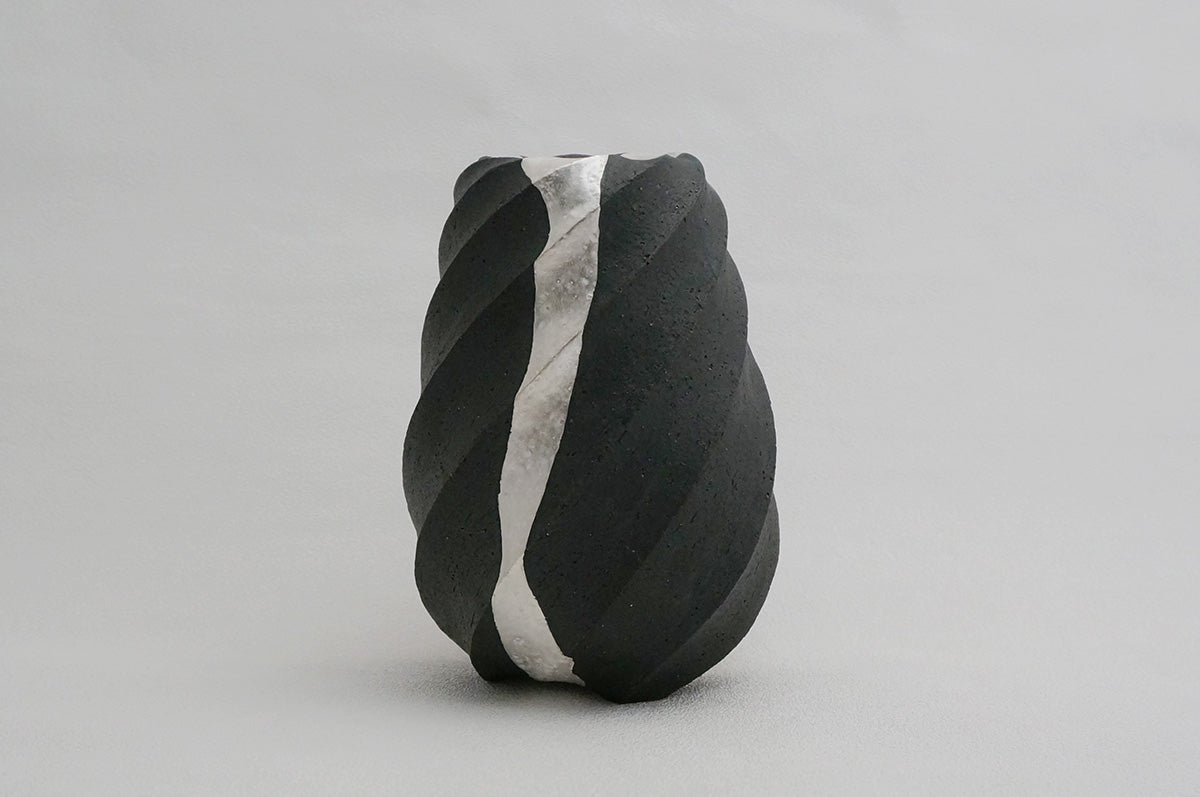 101 ブラック Spiral 銀彩花器 4