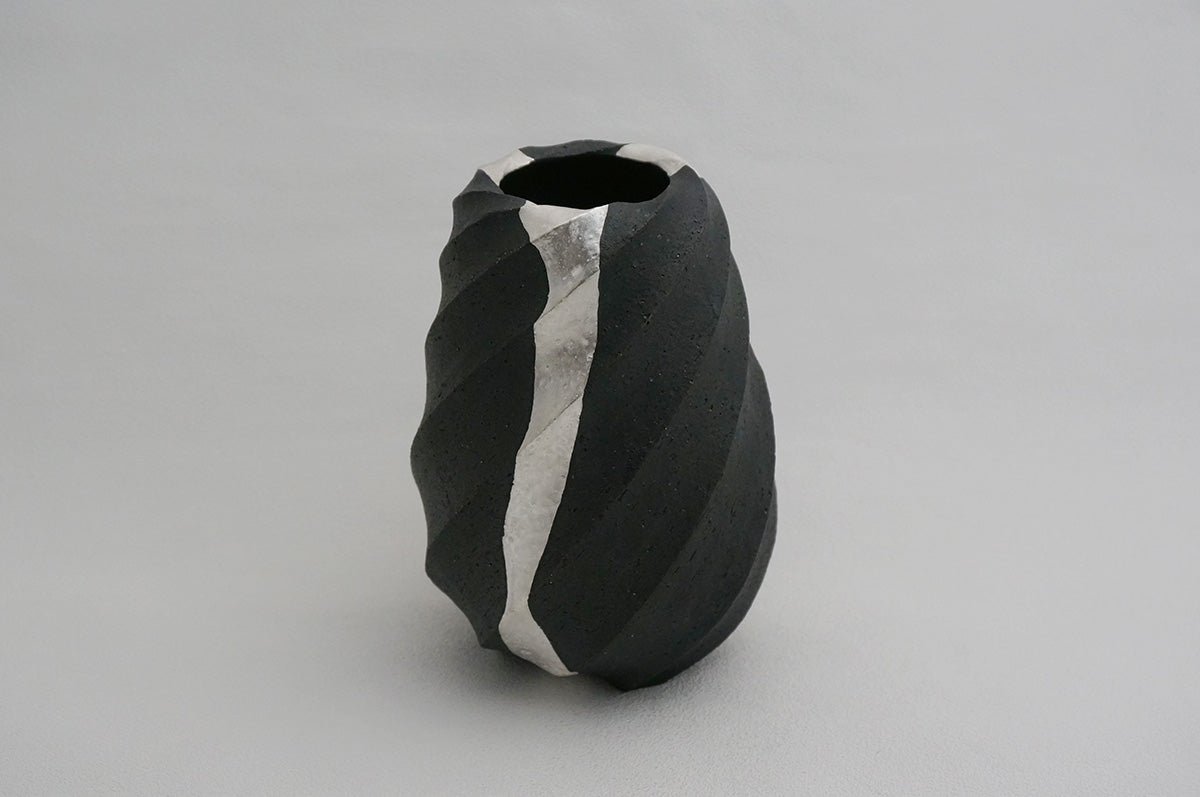 101 ブラック Spiral 銀彩花器 4