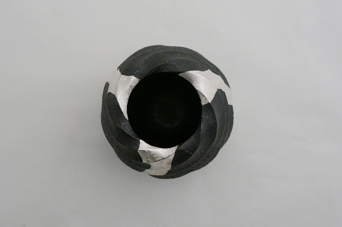 101 ブラック Spiral 銀彩花器 4