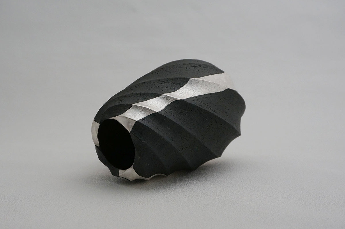 101 ブラック Spiral 銀彩花器 4