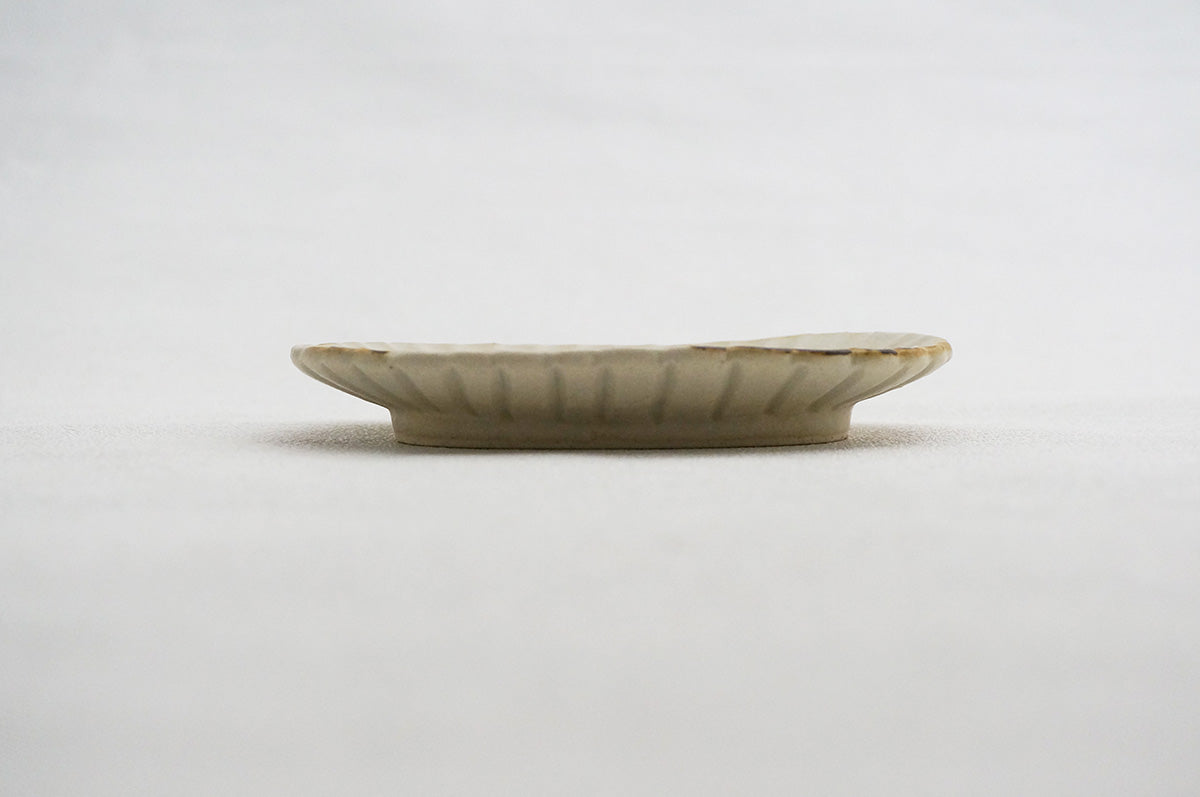 022 オーバル菊割星紋小皿
