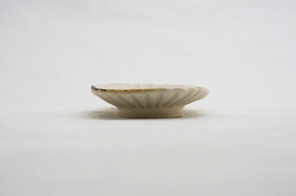 022 オーバル菊割星紋小皿