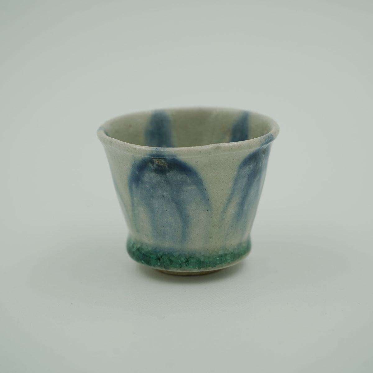 灰釉 輪花ぐい呑