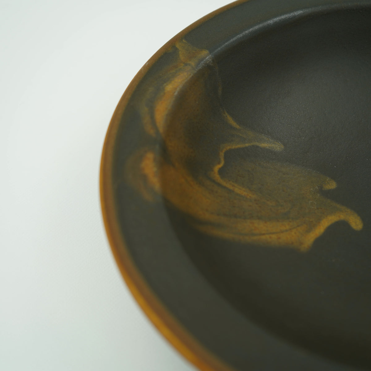 SLIP WARE MATTE RIM PLATE