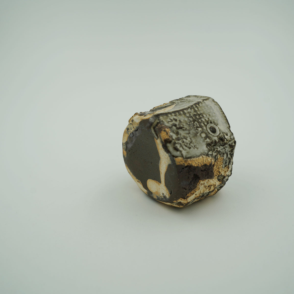 ぐい呑み 粉引き(岩)