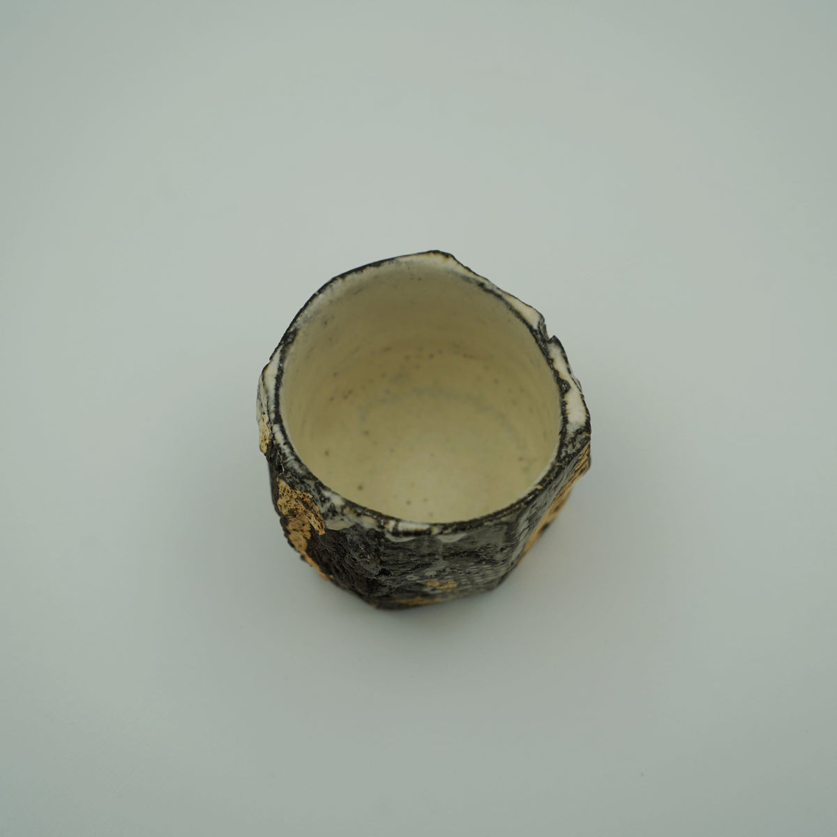 ぐい呑み 粉引き(岩)