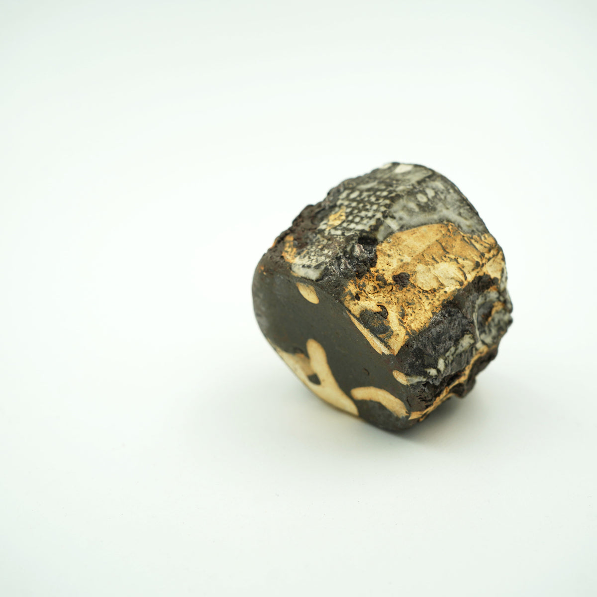 ぐい呑み 粉引き(岩)