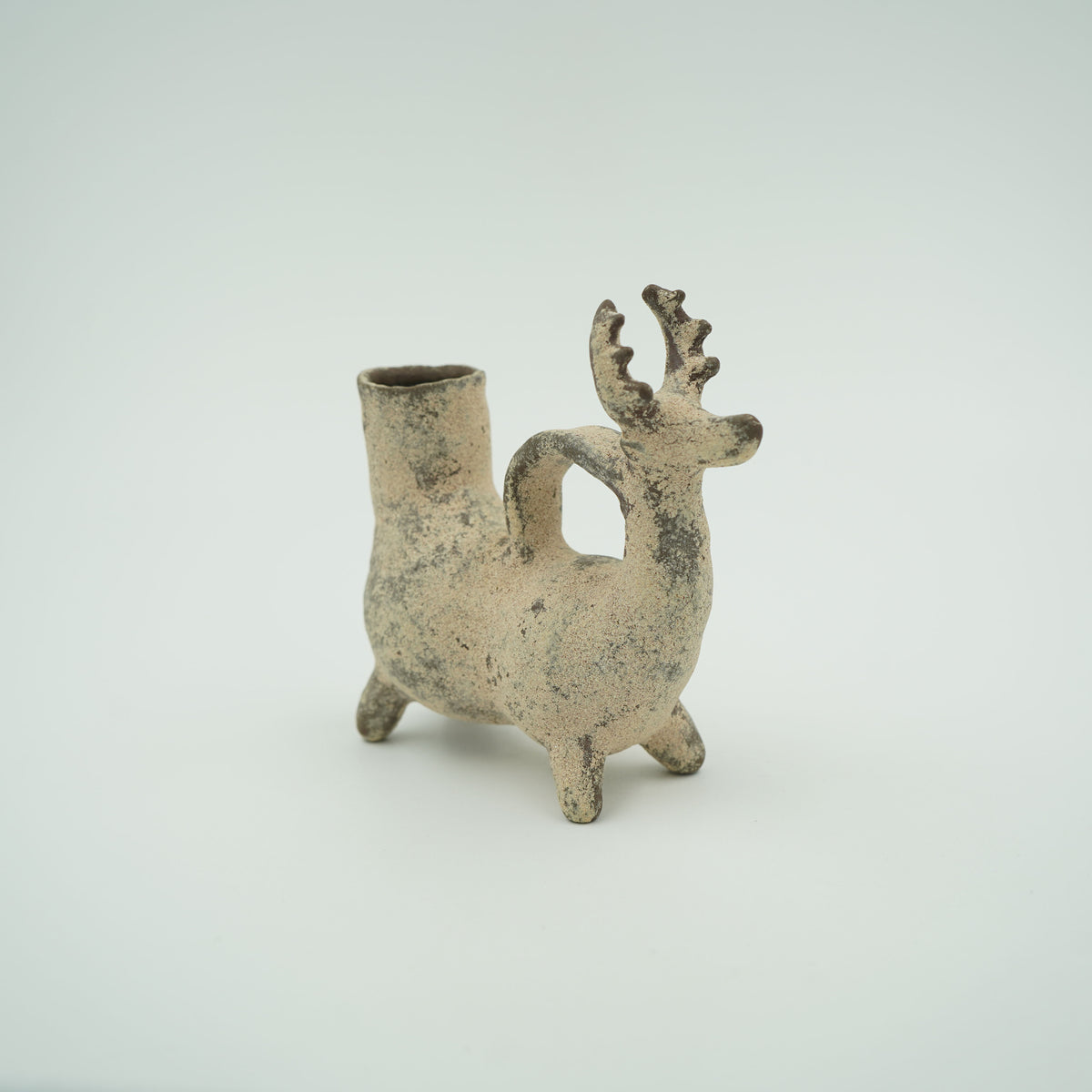 泥彩鹿形一輪挿し　白