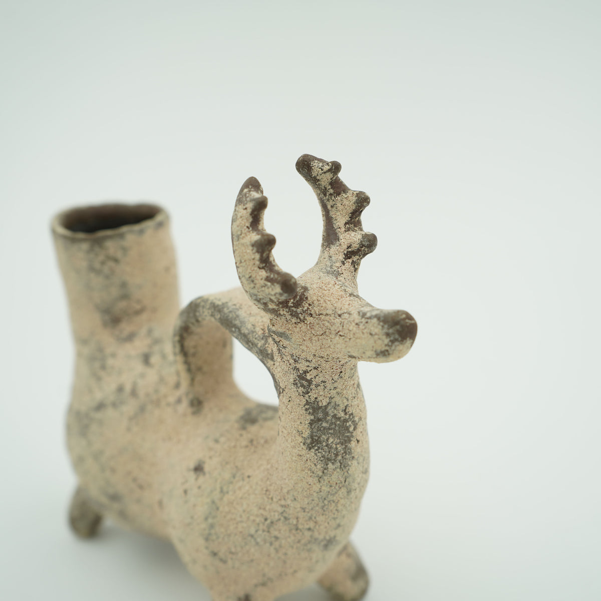 泥彩鹿形一輪挿し　白