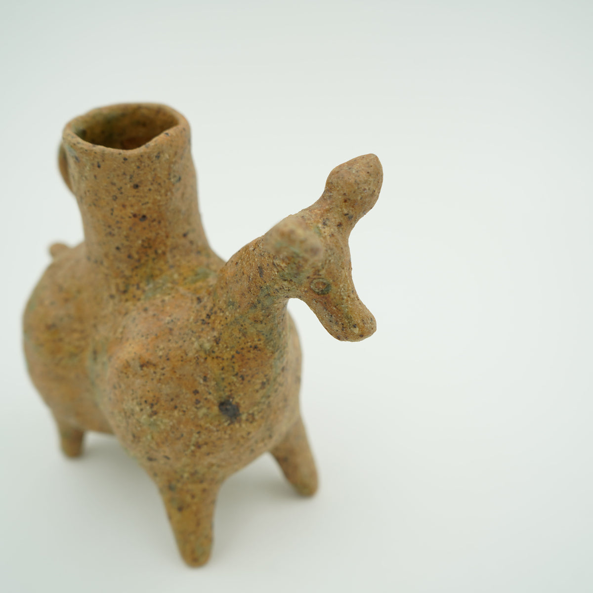 泥彩牝鹿形一輪挿し　茶