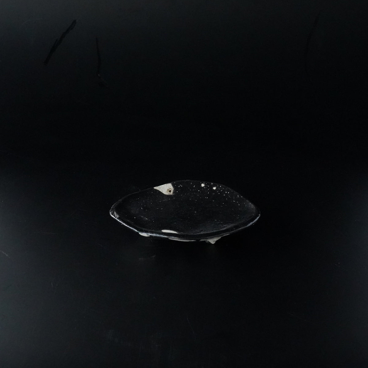 瀬戸黒 足付皿 (No.1)
