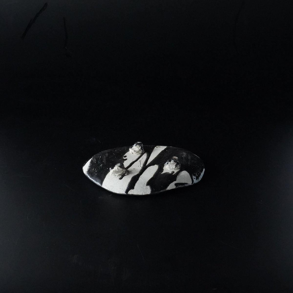 瀬戸黒 足付皿 (No.1)