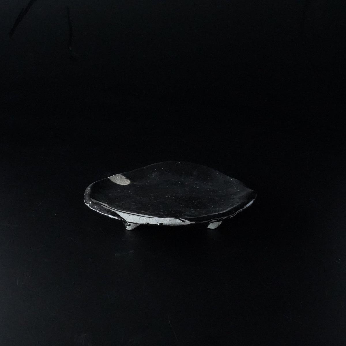 瀬戸黒 足付皿 (No.2)