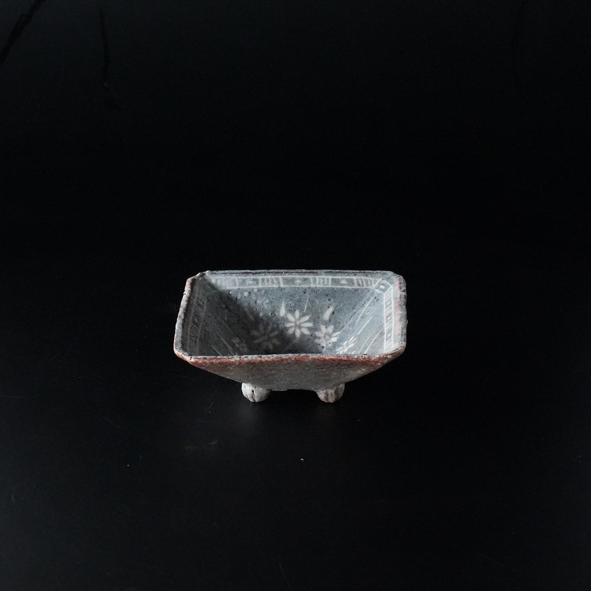鼡志野 野草花紋四方鉢（No.1）
