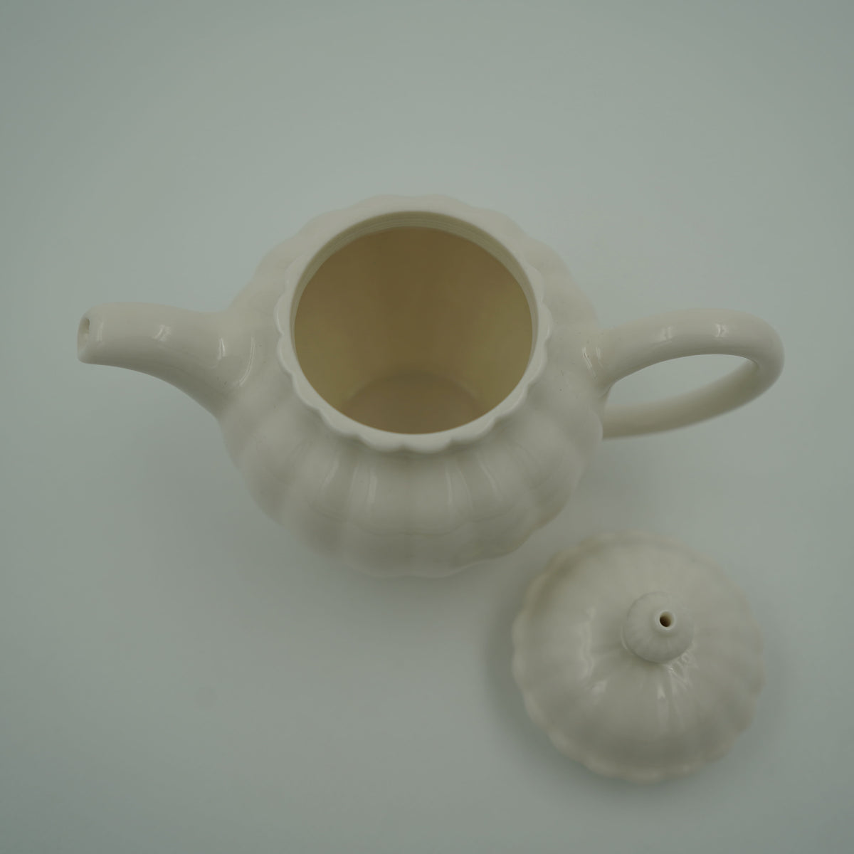 菊瓣壺