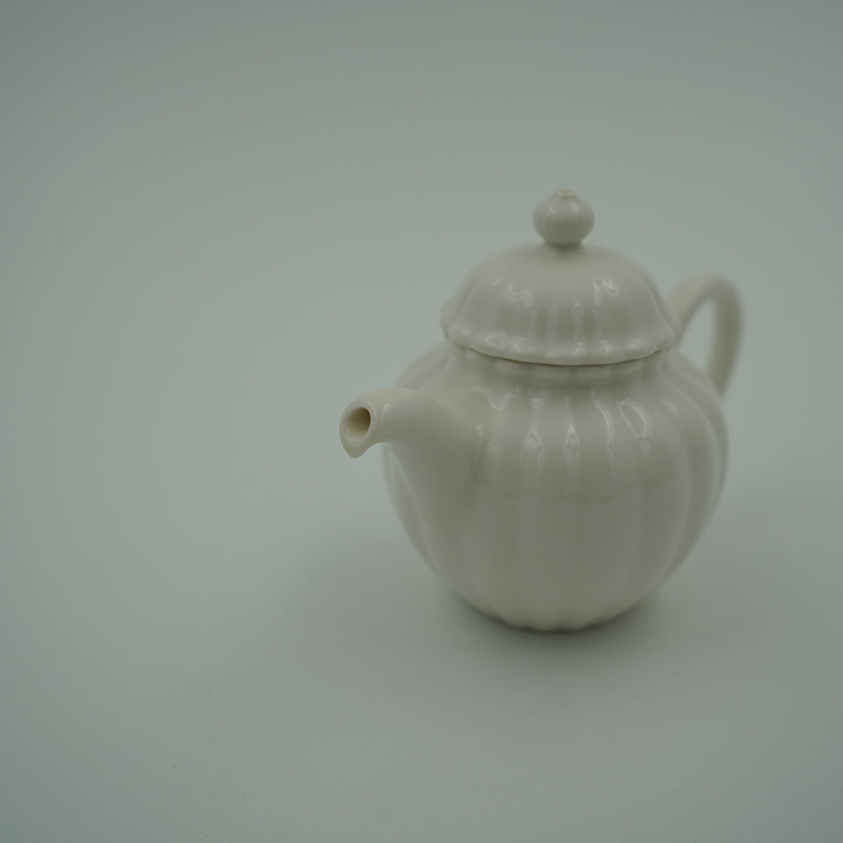 菊瓣壺