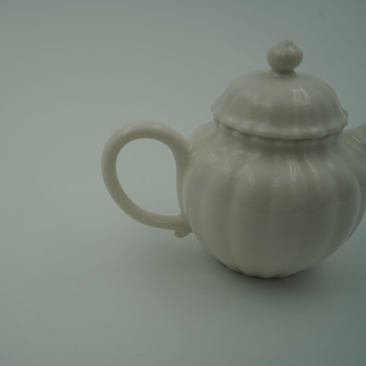 菊瓣壺