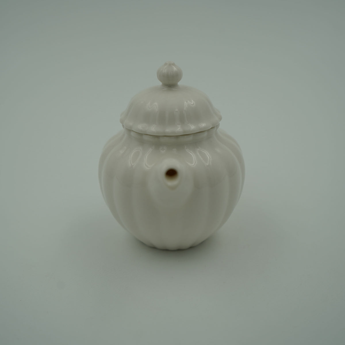 菊瓣壺