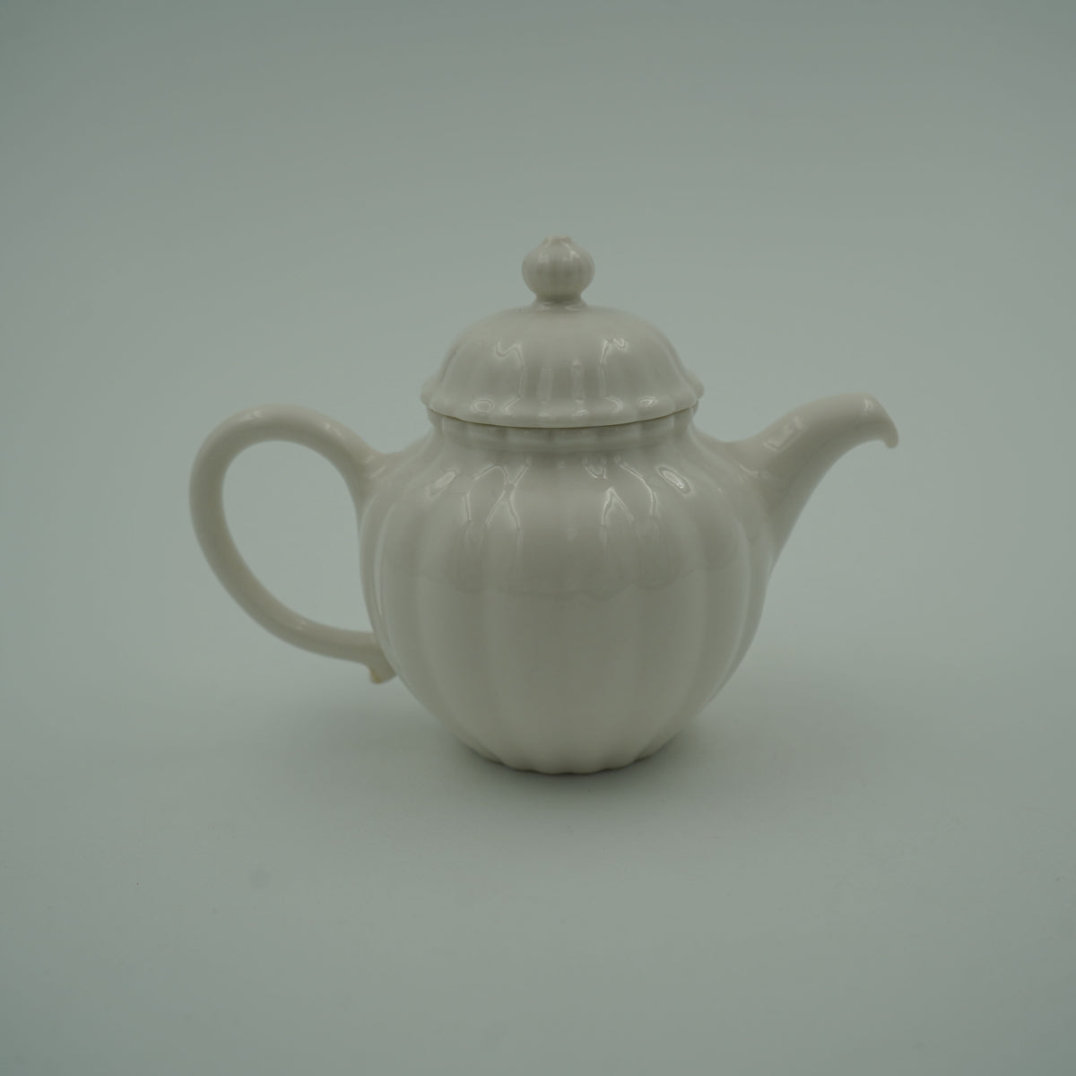 菊瓣壺