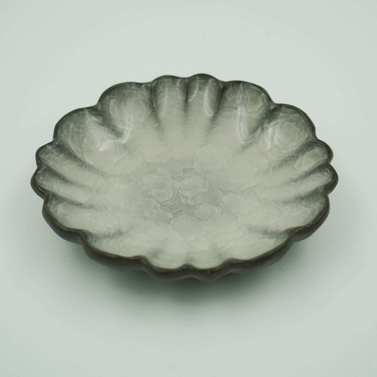 氷裂貫入　輪花小皿