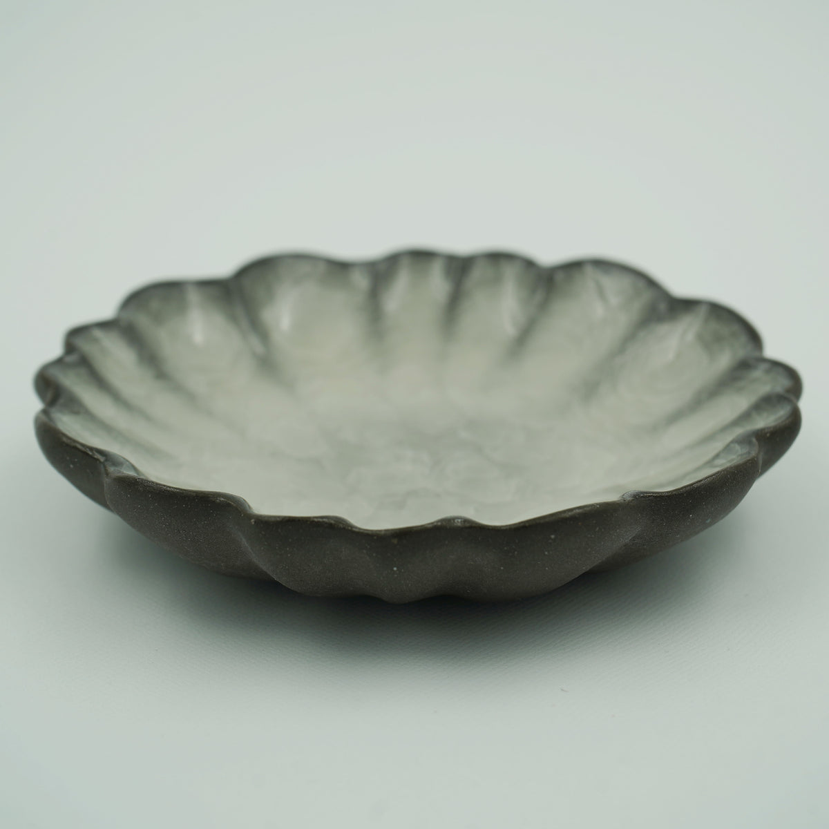 氷裂貫入　輪花小皿