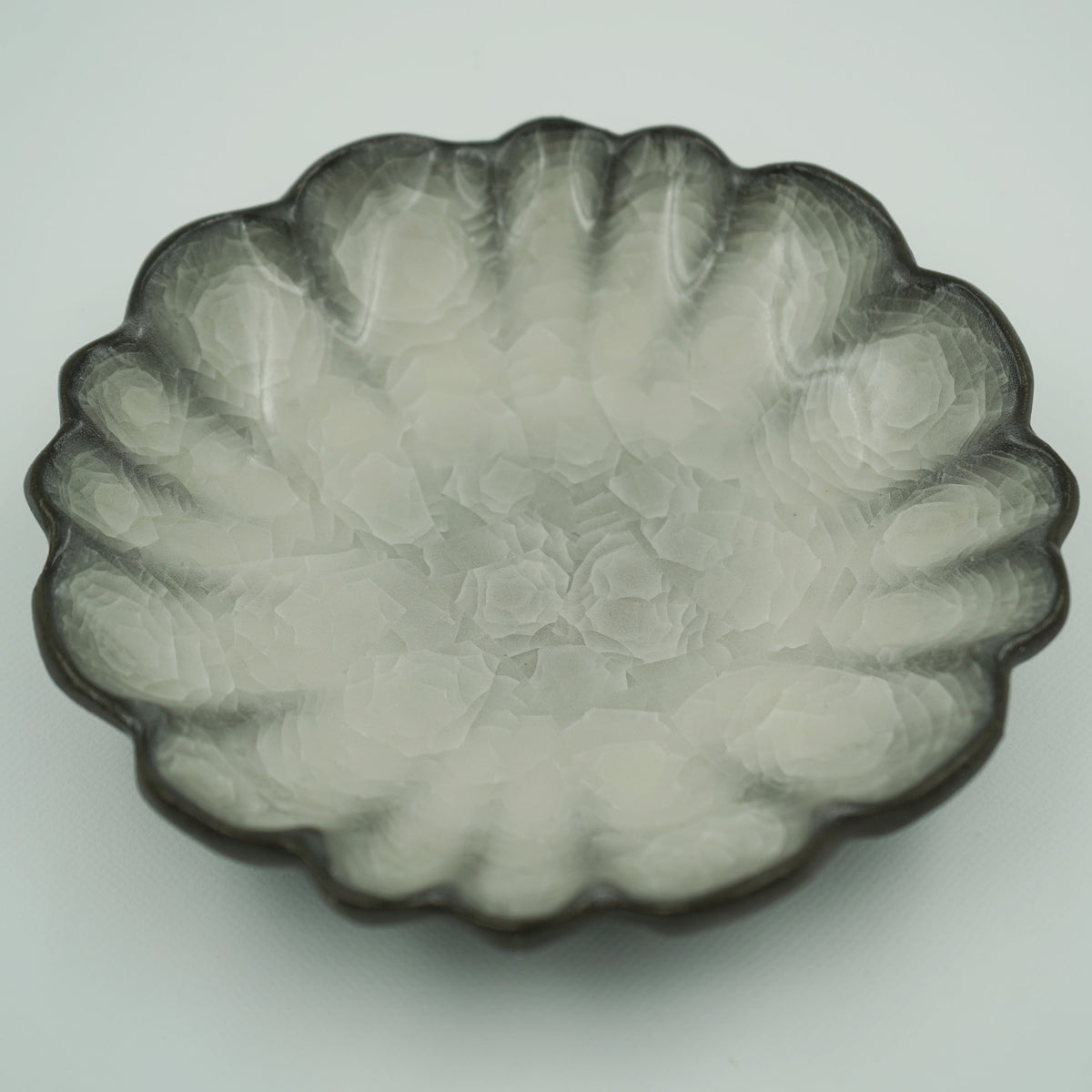氷裂貫入　輪花小皿