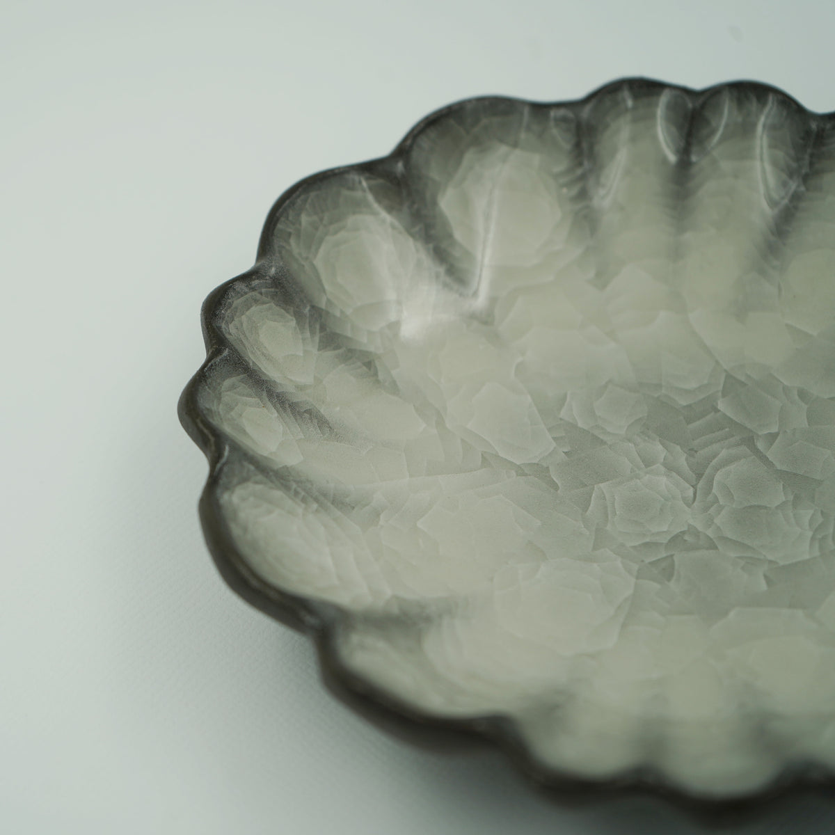 氷裂貫入　輪花小皿